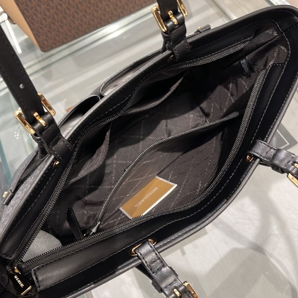 MICHAEL KORS JET SET TRAVEL MEDIUM DOUBLE POCKET TOTE
BLACK SIGNATURE
NWT - Picture 15 of 16